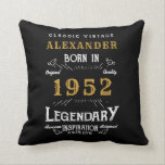Coussin 70th Birthday 1952 Black Gold Ajouter Nom Retro<br><div class="desc">Un design classique personnalisé pour lancer un oreiller pour cette fête d'anniversaire. Plus de cadeaux et de fournitures de fête disponibles avec le design "légendaire" dans le magasin.</div>