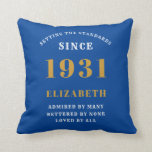 Coussin 90th Birthday 1931 Ajouter Votre Nom Bleu Personna<br><div class="desc">Pour ceux nés en 1931 et célébrant leur 90ème anniversaire, nous avons la fête d'anniversaire surprise idéale jetez un cadeau d'oreiller. L'arrière - plan bleue au design blanc et or est simple et élégante. Customisez facilement le texte à l'avant et à l'intérieur de ces fournitures en utilisant le modèle fourni....</div>