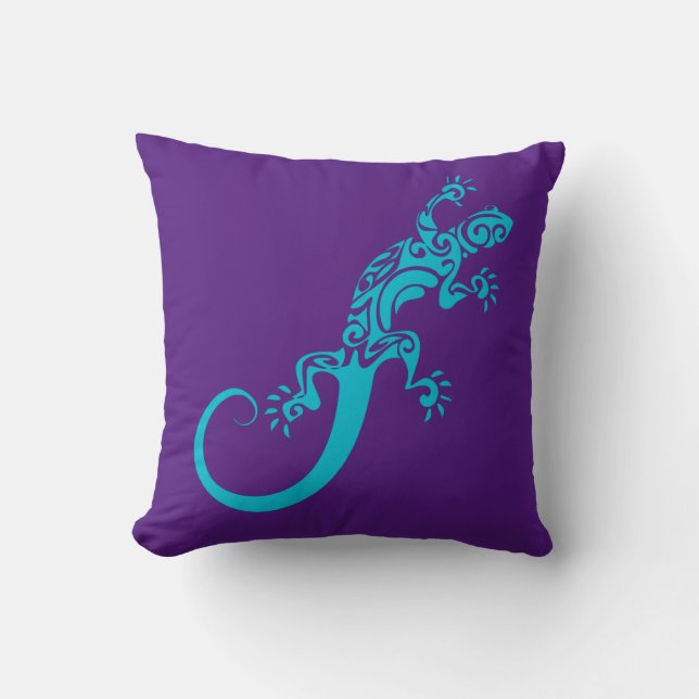 Coussin A blue gecko as a pet. Kook Art Throw Pillow (Recto)