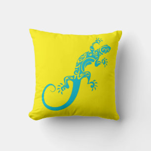 Coussin A blue gecko as a pet. Kook Art Throw Pillow