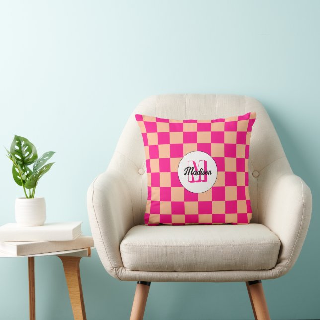 Coussin à damiers carré rose chaud pêche rétro Monogramme (Chaise)
