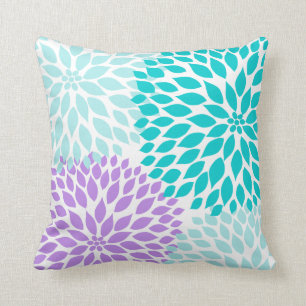 coussin à fleurs turquoise d'Aqua Dahlia