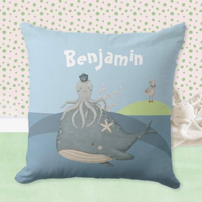 Coussin à jeter avec noms d'enfants Baleine Pieuvr (Cute Whale Squid Seagull Kids Name Throw Pillow ©Susanne Sachers - Sunny Mind Design 🌞)