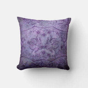 Coussin à motif de dentelle violette défraîchie
