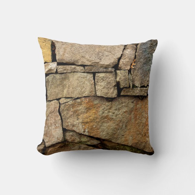 Coussin A stone wall made of cobblestones background textu (Recto)