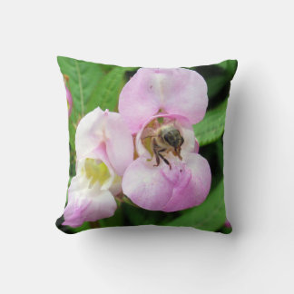 Coussin Abeille émergeant d'une fleur de pois doux