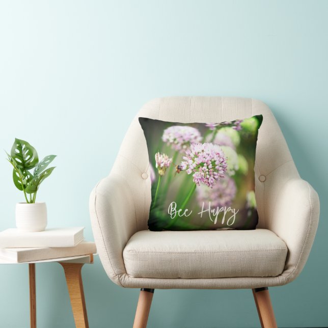 Coussin Abeille heureuse avec des fleurs d'Allium diagonal (Chaise)