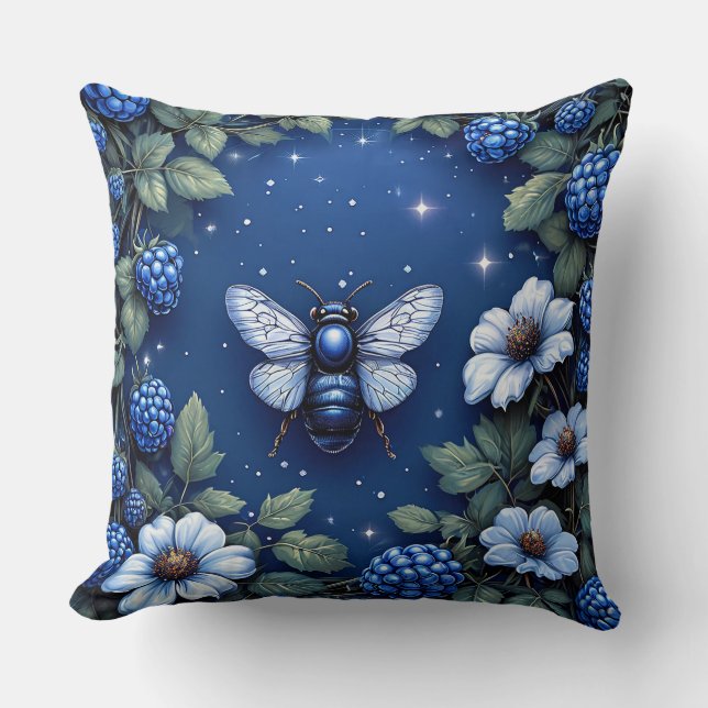 Coussin Abeille majestueuse parmi les fleurs et les mûres (Recto)