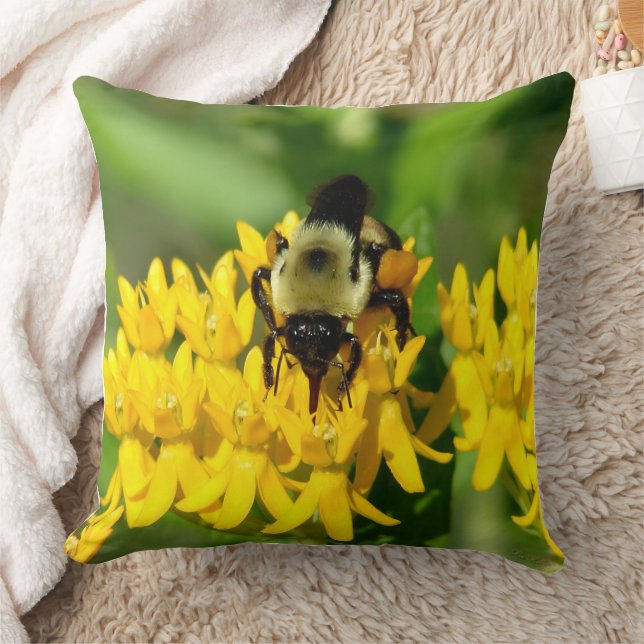 Coussin Abeille se régalant de fleurs sauvages d'asclépiad (Couverture)