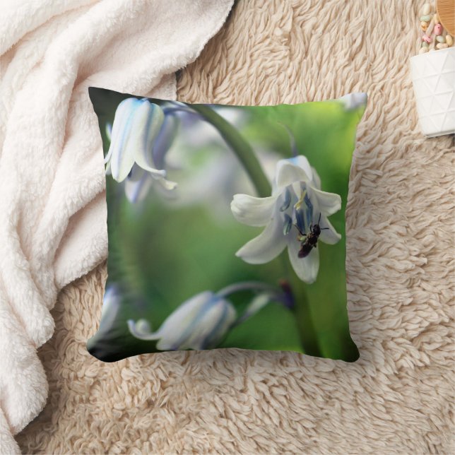 Coussin Abeille sur Bluebell Flower Close Up (Couverture)