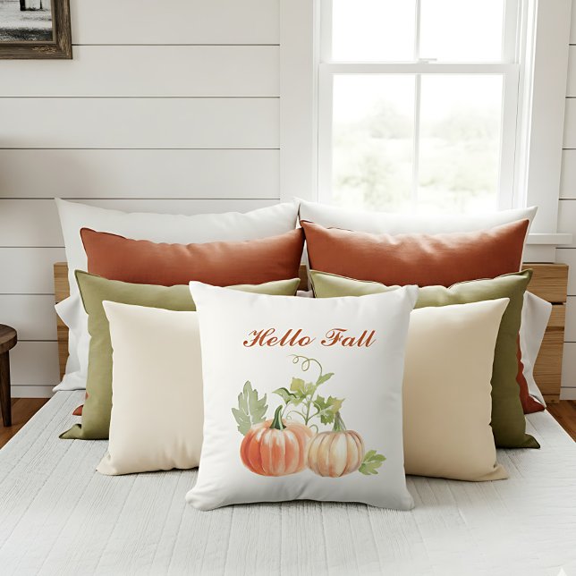 Coussin Accent de l'automne moderne à l'aquarelle simple (“Hello Fall” pillow with watercolor pumpkins decorates a bright autumn-inspired sofa.)