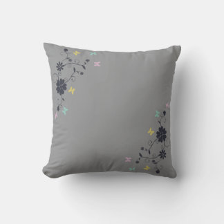 Coussin Accents de florale et papillon lunaire sur gris