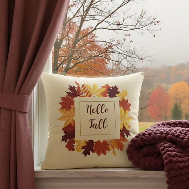 Coussin Accueil de la ferme d'automne avec feuilles rustiq ("Hello Fall” pillow with autumn leaf wreath decorates a window with colorful fall view.)