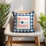Coussin Accueil du Brave Blue Patriotic America<br><div class="desc">coussin patriotique carré caractéristiques "Home of the Brave" conception de typographie avec accent étoilé et bleu marine en vichy plaid motif frontière. Couleurs rouge,  blanc et bleu marine.</div>