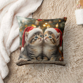 Coussin Adorable Christmas kitten with Santa hats