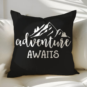 Coussin Adventure Await Citation Wilderness noir et blanc