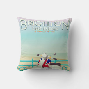 Coussin Affiche de voyage à Brighton sur scooter avec Unio