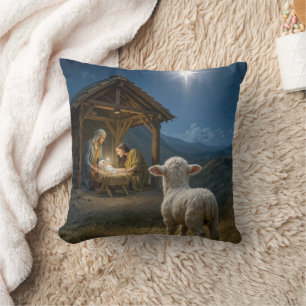 Coussin Agneau de Noël regardant la crèche