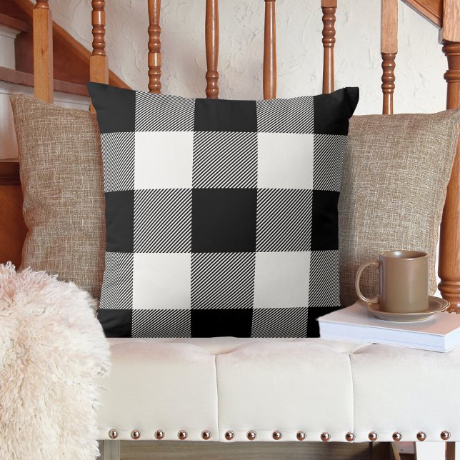 Coussin Agritourisme rustique noir et blanc de Buffalo Pla (Modern Farmhouse Black and White Buffalo Plaid Throw Pillow.  A cozy addition to your home decor.)
