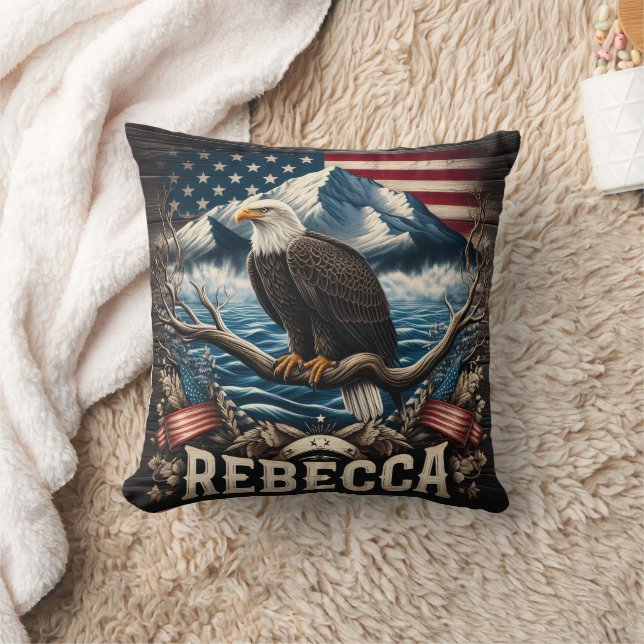 Coussin Aigle Américain Perché Avec Arrière - plan De Mont (Couverture)