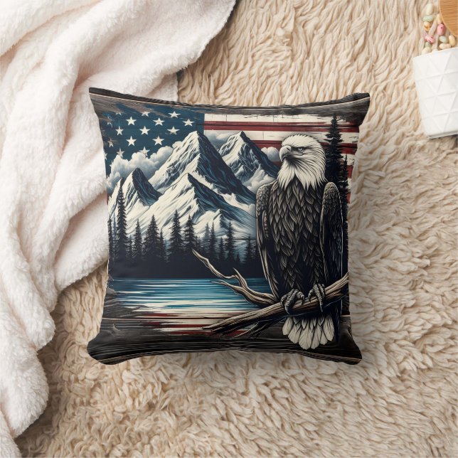 Coussin Aigle de Bald Perché au lac Mountain avec drapeau (Couverture)