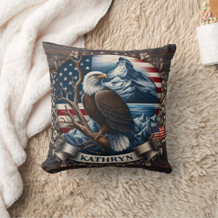 Coussin Aigle Majestic avec des montagnes et drapeau améri