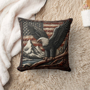 Coussin Aigle Majestic avec des montagnes et drapeau améri