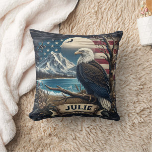Coussin Aigle Majestic près des montagnes et drapeau améri