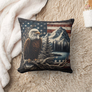Coussin Aigle Majestueux Perché près des montagnes et du c