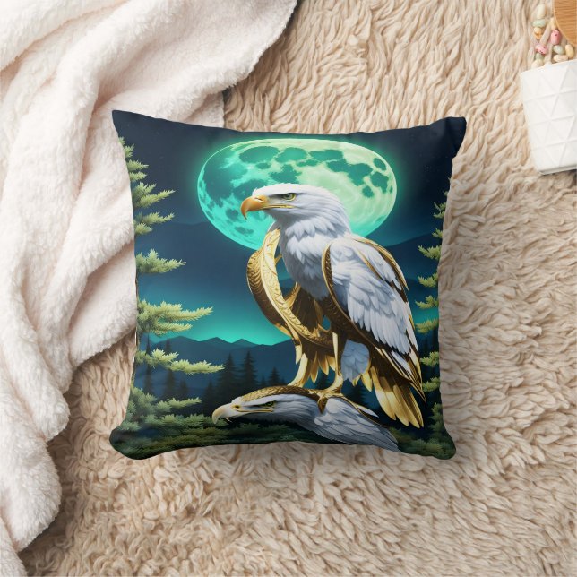 Coussin Aigle perché sous ciel clair de lune en forêt (Couverture)