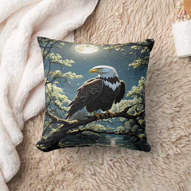 Coussin Aigle perché sur la branche sous ciel clair de lun (Couverture)