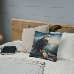 Coussin Aigle perché sur un terrain rocheux