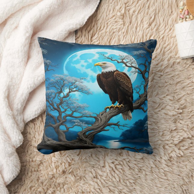 Coussin Aigle perché sur une branche sous une Pleine lune (Couverture)