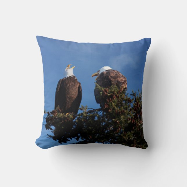 Coussin Aigles chauves partageant un rire drôle (Recto)