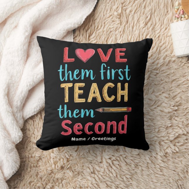 Coussin Aimez-les d'abord, enseignez-leur ensuite Inspirez (Couverture)