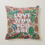 Coussin Aimez qui vous êtes Doodle de fierté<br><div class="desc">Ajoutez de la couleur et de la fierté à votre espace avec ce coussin amusant.</div>