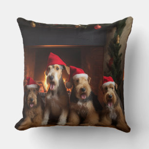 Coussin Airedale près de la cheminée Noël