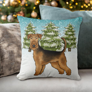 Coussin Airedale Terrier Chien Dans La Forêt D'Hiver Snowy