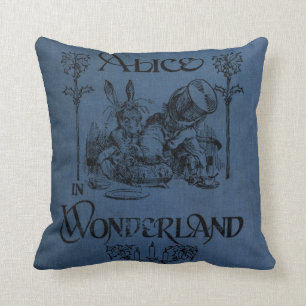 Coussin Alice dans la couverture de livre du pays des