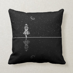 Coussin Alice dans la nuit étoilée du pays des merveille