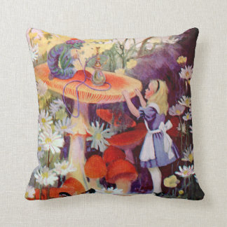 Coussin Alice et la Caterpillar au pays des merveilles