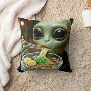 Coussin Alien drôle mangeant des nouilles Ramen