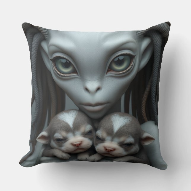 Coussin Alien gris tenant des chiots (Recto)