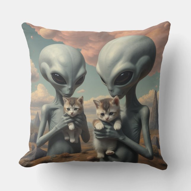 Coussin Aliens Gris Tenant des Chatons (Recto)