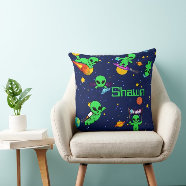 Coussin Aliens mignons personnalisés dans l'espace (Chaise)