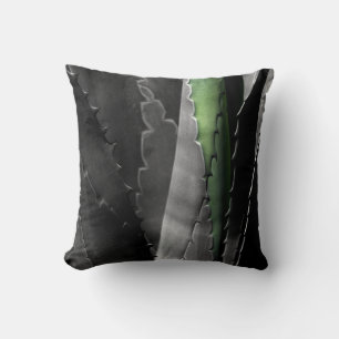 Coussin Aloe - Photographie d'art macro en noir et blanc