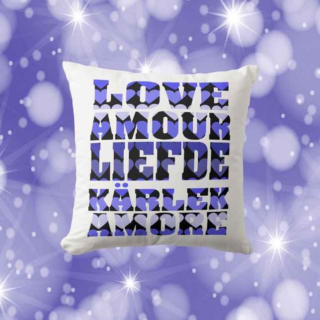 Coussin Amour dans plusieurs langues Coeurs bleus Jeter Or (A pillow that says love in many languages like English, French and Italian with blue hearts.)