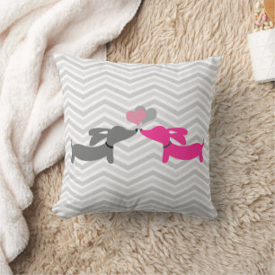 Coussin Amour de Teckel Chien Saucisse sur Chevron Gris