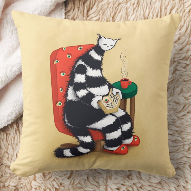 Coussin Amoureux de la lecture de chats (close up of a pillow opn floor with image of weird cat reading book
)