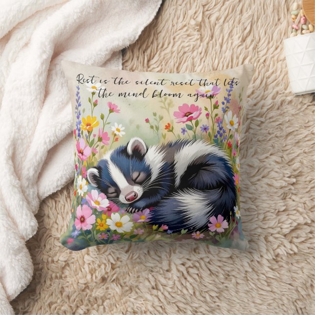 Coussin An Adorable Skunk Napping in Flowers and Quote (Couverture)